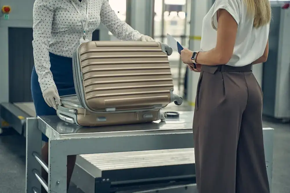 Co trzeba wyjąć z bagażu podręcznego, aby uniknąć problemów na lotnisku