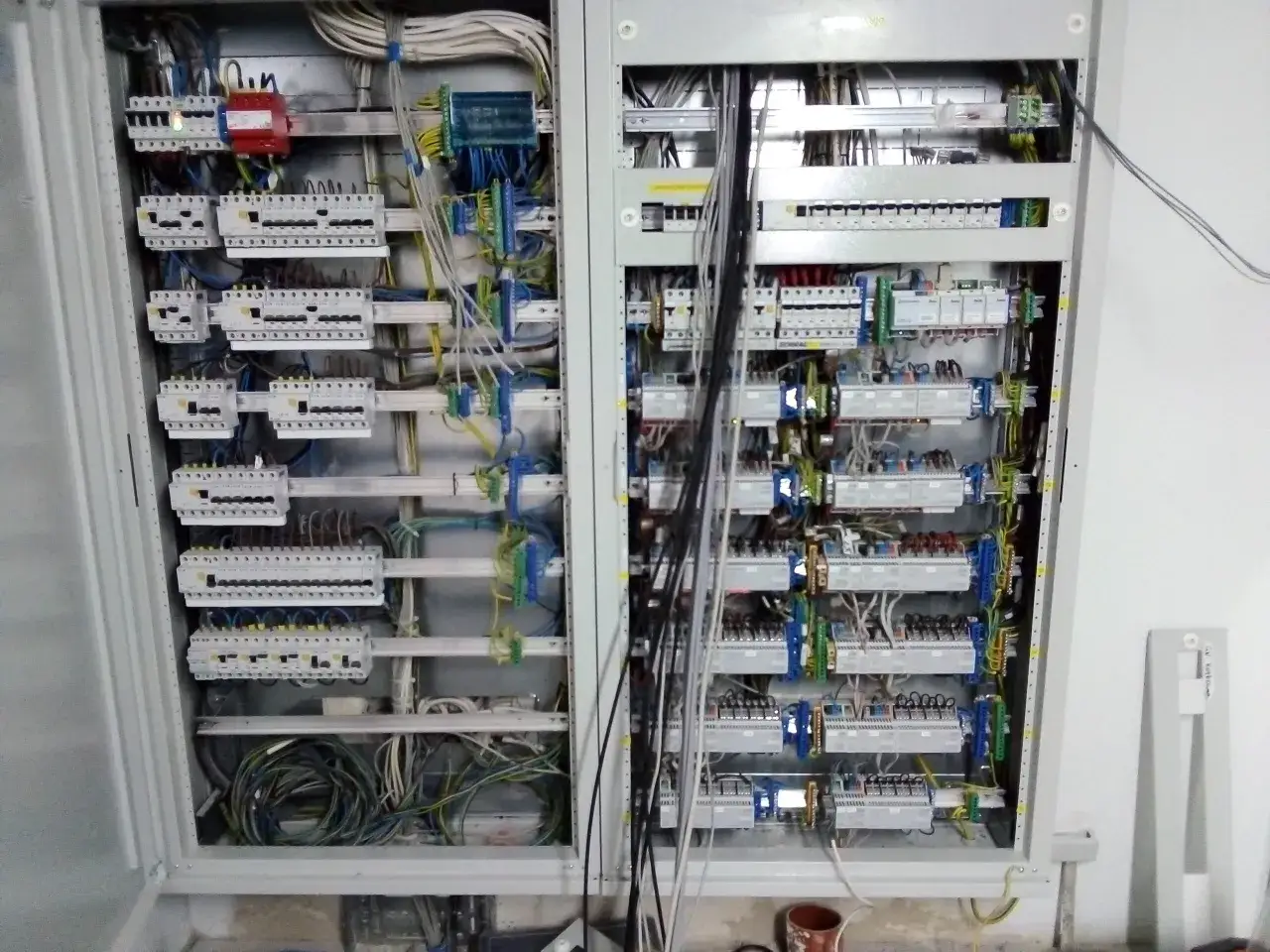 Budowa rozdzielni elektrycznej - Jak dobrać obwody i uniknąć błędów?