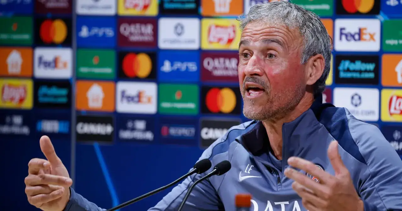 Luis Enrique, trener PSG, z pasją opowiada o tym, kto wygra Ligę Mistrzów, gestykulując przed mikrofonami.