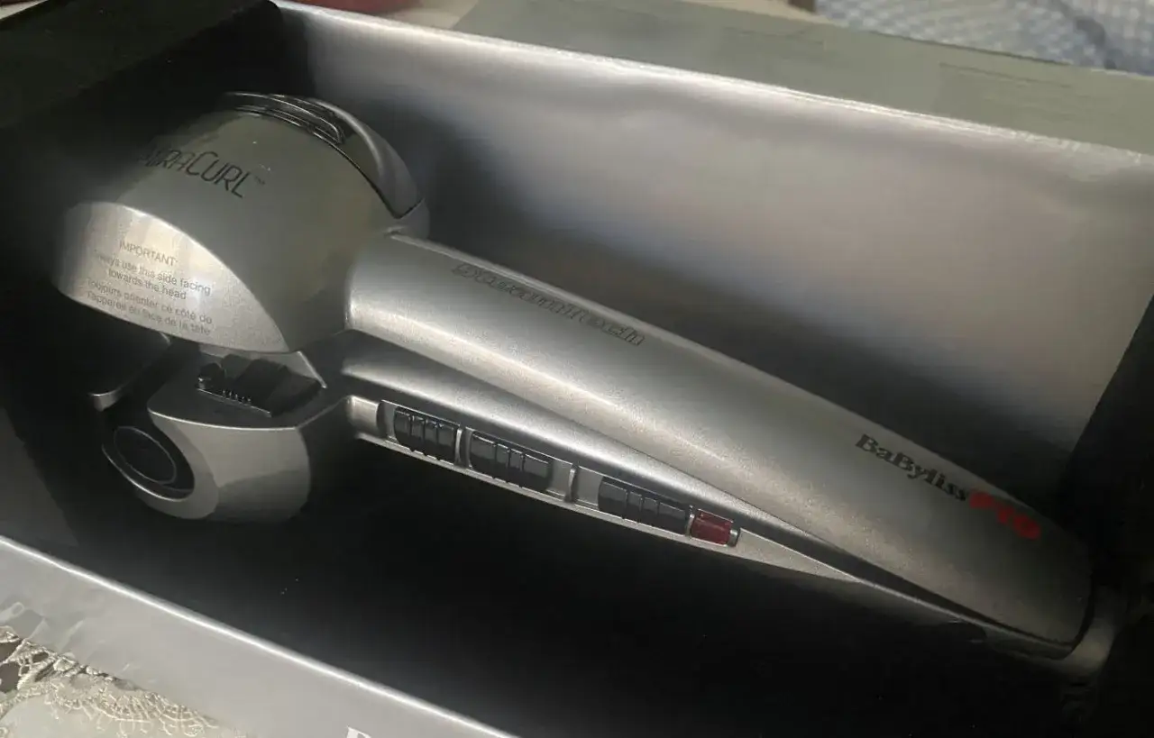 Srebrna lokówka automatyczna BaByliss Pro MiraCurl w pudełku.