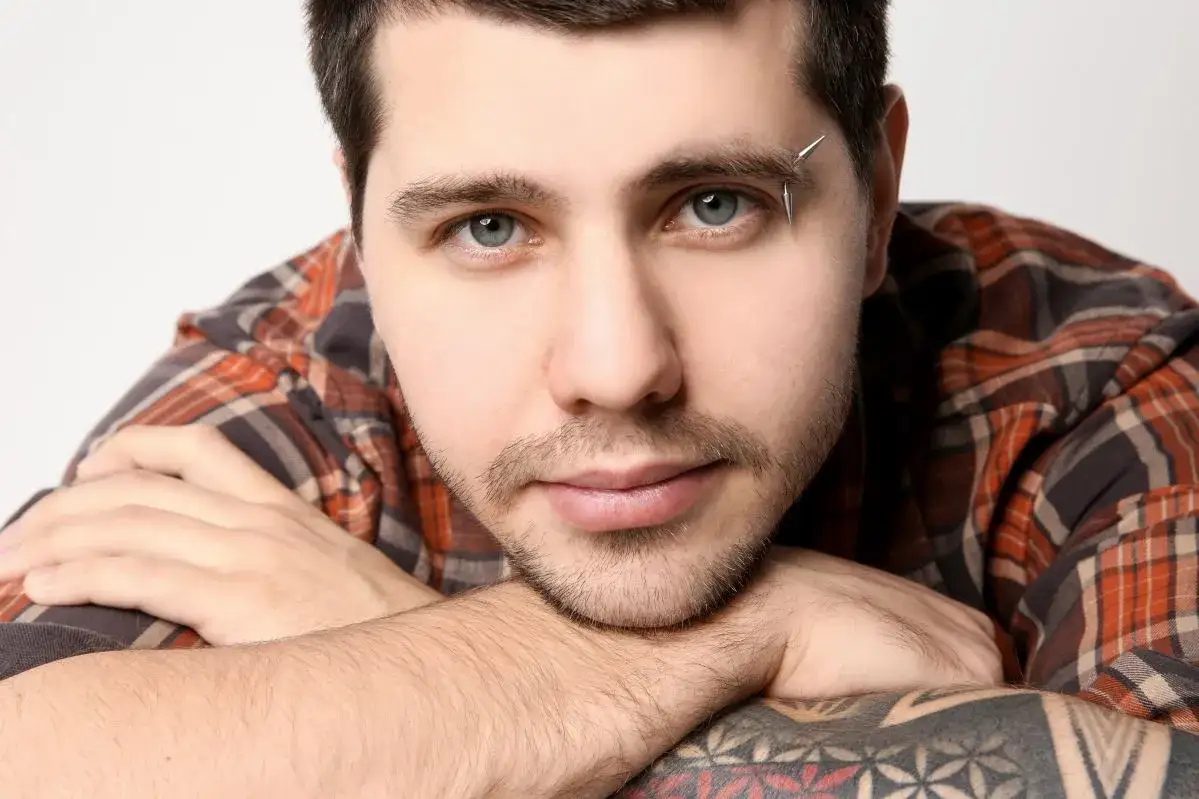 Kolczyk w brwi czy boli? Poznaj prawdę o bólu przy piercingu