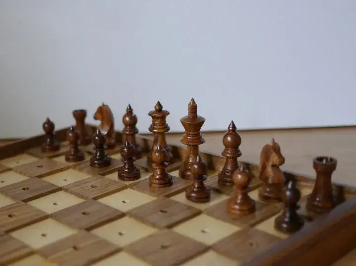 Szachy dla niewidomych – jak grać i jakie sprzęty wybrać