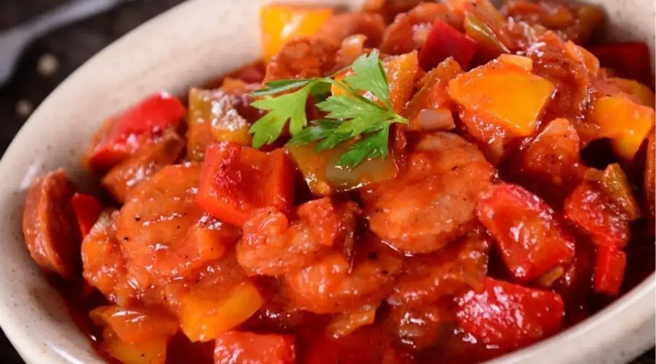 Pyszne leczo z kiełbasą i papryką, idealne z dodatkiem majeranku i papryki słodkiej. Jakie przyprawy do leczo? To danie zachwyca smakiem!