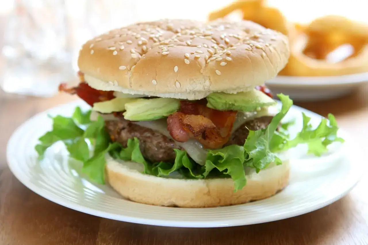 Co to jest hamburger? Poznaj jego składniki, historię i warianty