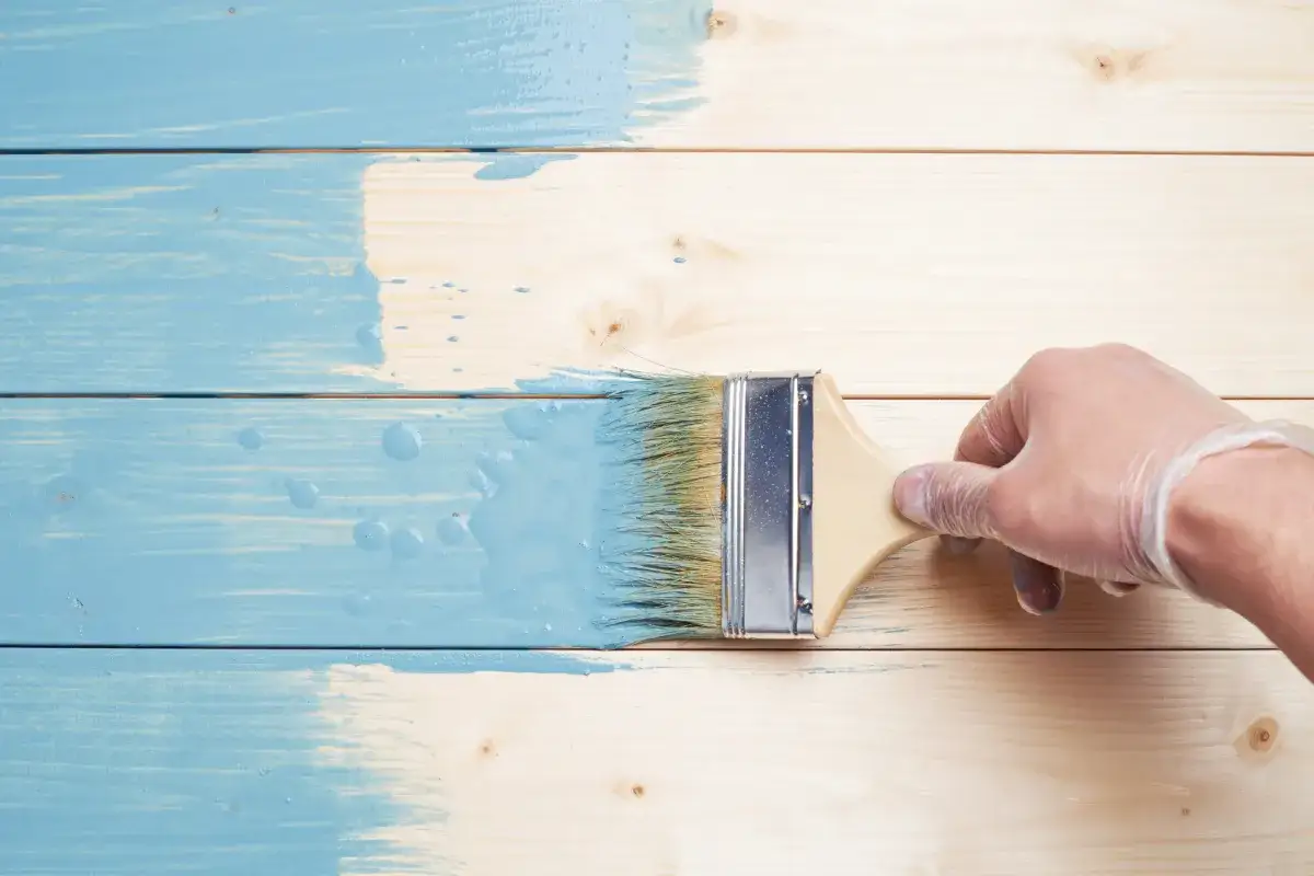 Czy farbą do metalu można malować drewno? Sprawdź, jak to zrobić!