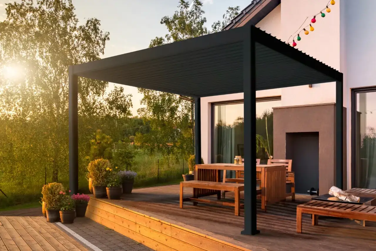 Nowoczesna pergola z aluminium, idealna do ogrodu. Zastanawiasz się, jakie kantówki na pergolę wybrać? Ta konstrukcja pokazuje, że metalowe profile są świetnym rozwiązaniem.