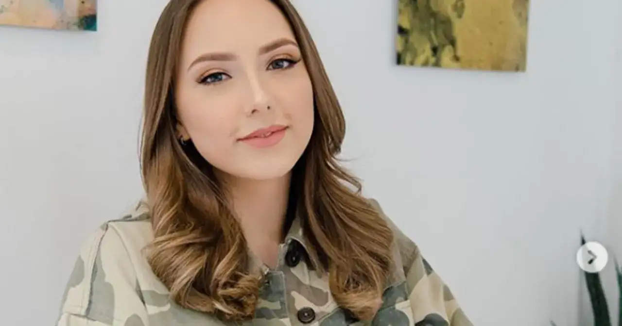 Młoda kobieta w kurtce moro, podobna do córki Eminema. Hailie, ile ma lat?