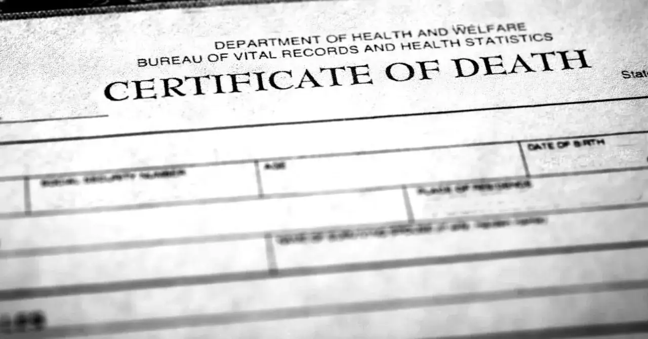 Fragment dokumentu "CERTIFICATE OF DEATH" - oficjalny dokument, który potwierdza, jak lekarz stwierdza zgon.