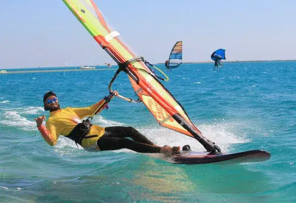 Gdzie na windsurfing zimą? Odkryj najlepsze miejsca na wypoczynek