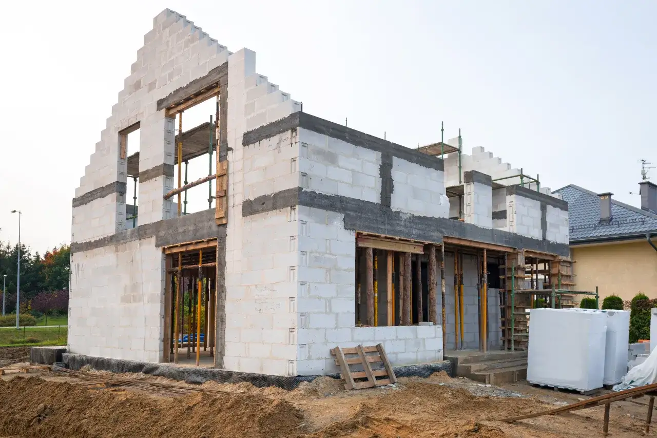 Tania budowa domu w Polsce: Jak zaoszczędzić bez utraty jakości?