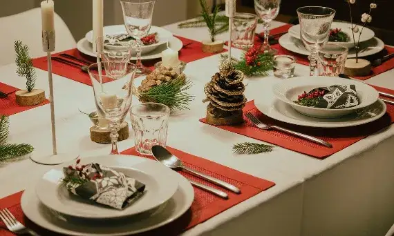 Jak nakryć stół na wigilię, aby zachwycić gości i podkreślić tradycję