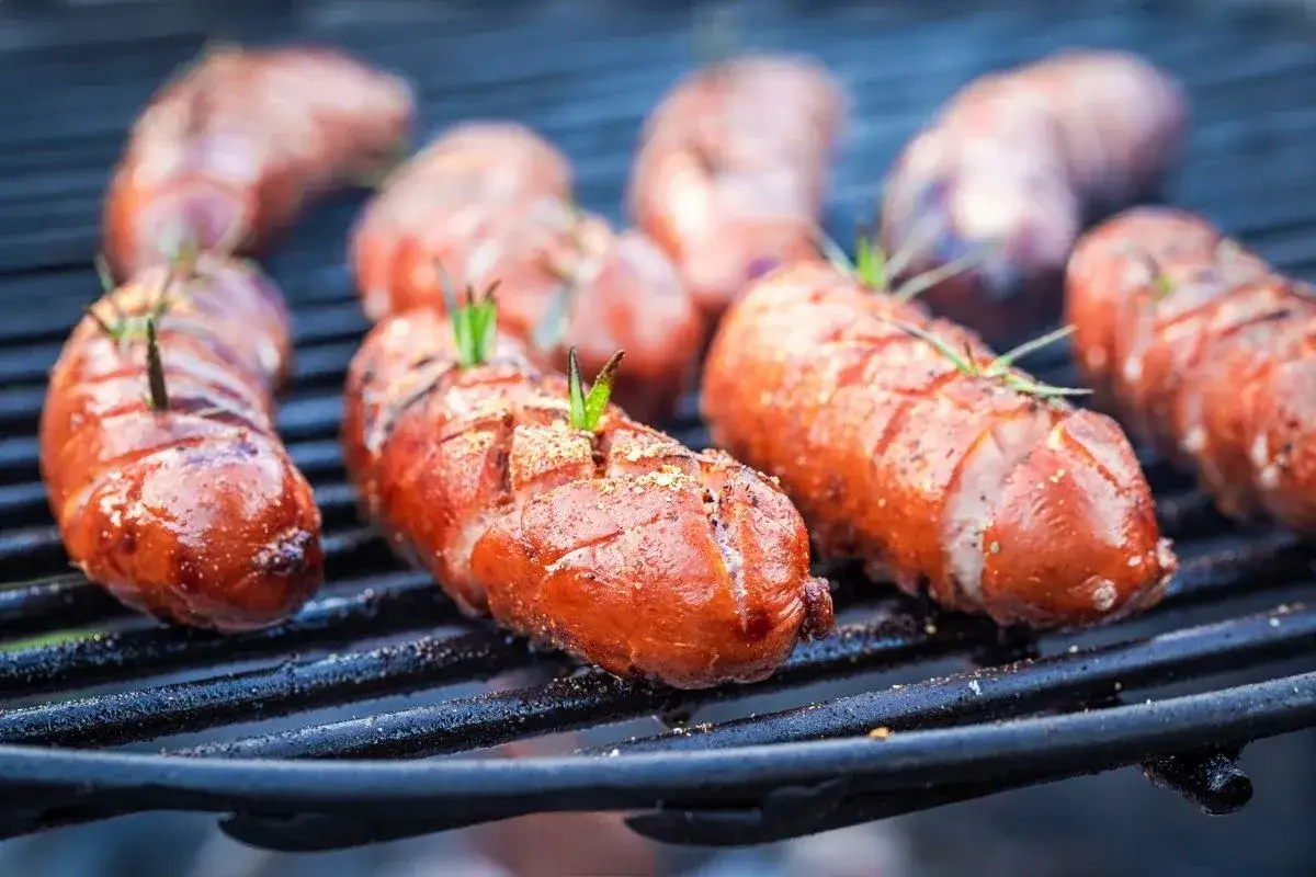 Naciąć czy nie? Kiełbasa na grillu zawsze soczysta i bez pęknięć