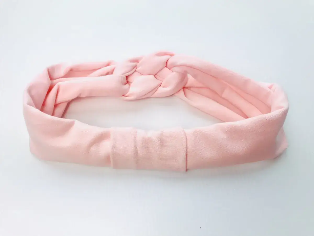 Jak uszyć opaskę zaplataną - proste kroki do wyjątkowego efektu