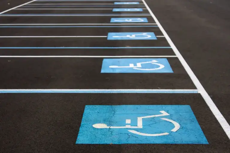 Jak wyrobić kartę parkingową dla niepełnosprawnych - krok po kroku