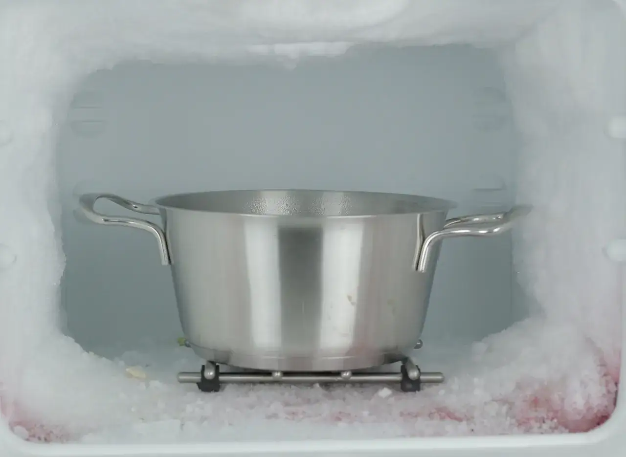 Rozmrażanie zamrażarki w lodówce? Oszczędź prąd i uniknij błędów!