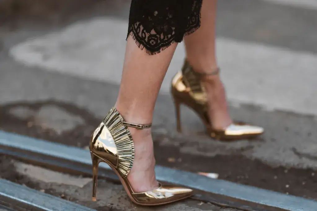 Jakie dodatki do czarnej sukienki na wesele, aby wyglądać olśniewająco?