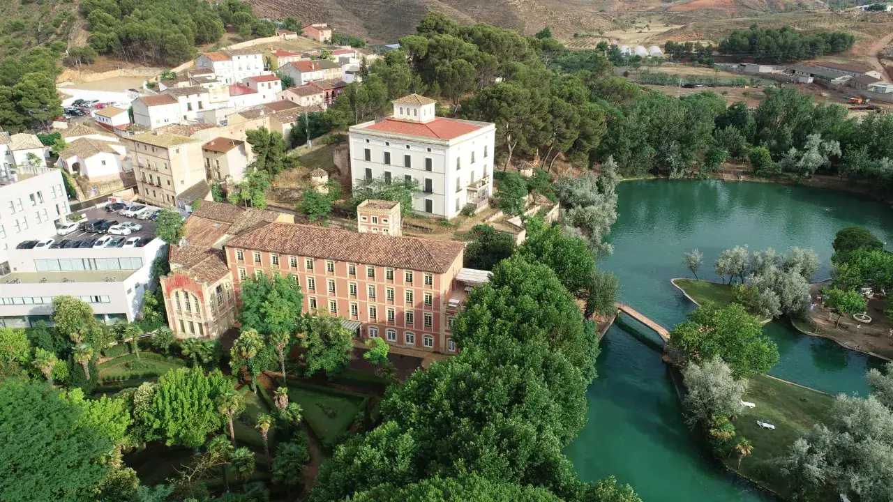 Guía Termas Pallarés: Hoteles, lago y bienestar. ¿Listo para el relax?
