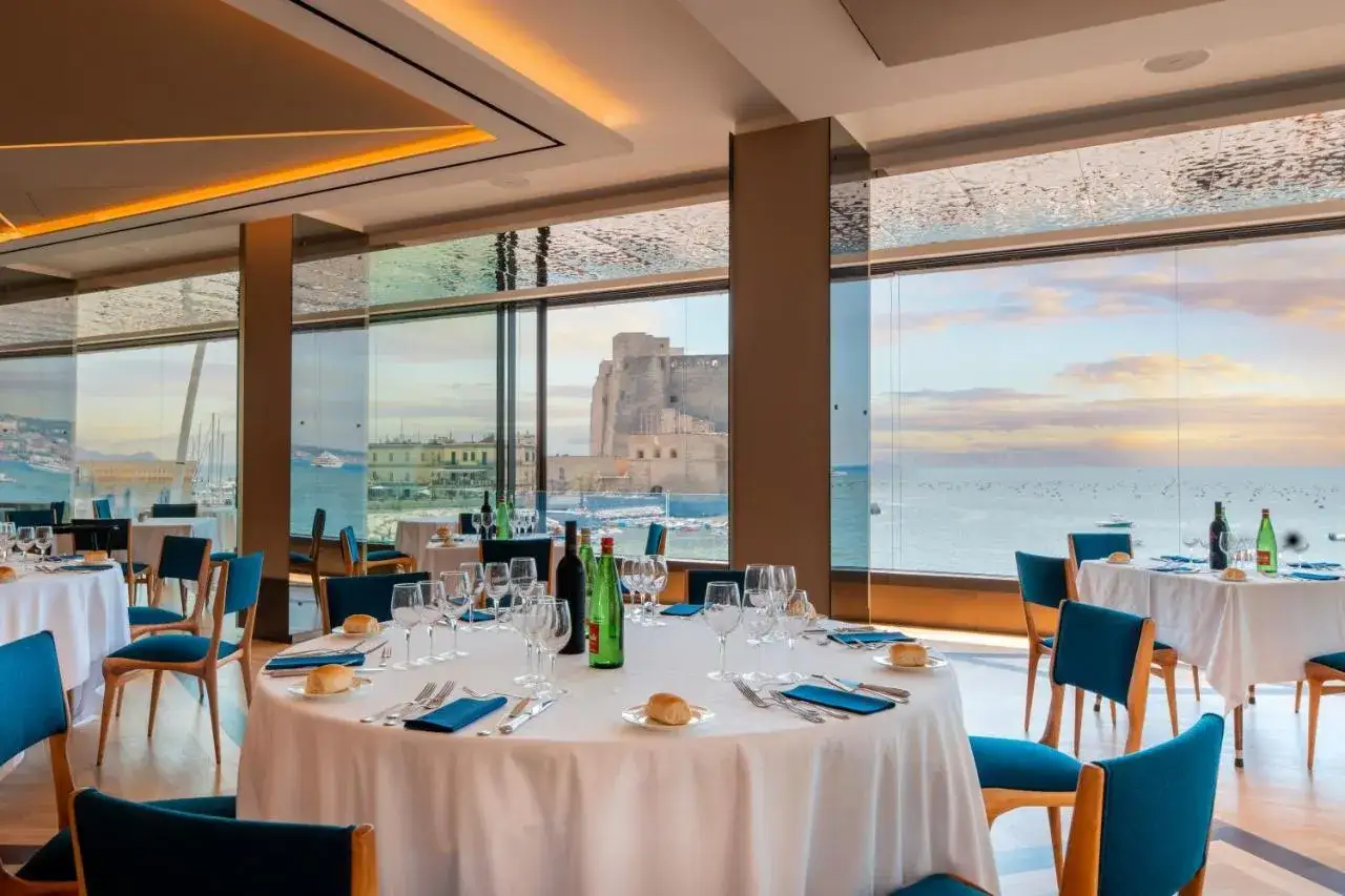 Hotel Royal Continental Napoli: Piscina sul tetto e vista mozzafiato