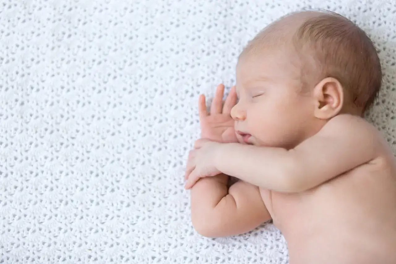 Kiedy dziecko słyszy głosy z zewnątrz? Odkryj etapy rozwoju słuchu