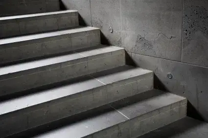 Jakie kafle na schody zewnętrzne? 7 kluczowych aspektów wyboru