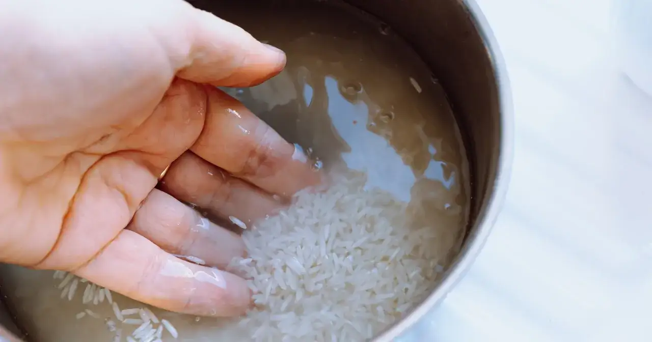Ryż po ugotowaniu: Płukać czy nie? Decyduj jak ekspert!