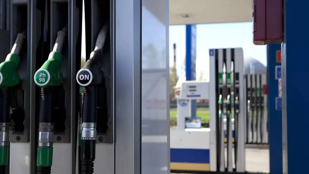 Dystrybutory paliwa na stacji. Zastanawiasz się, jakie paliwo do Toyoty Auris Hybrid?