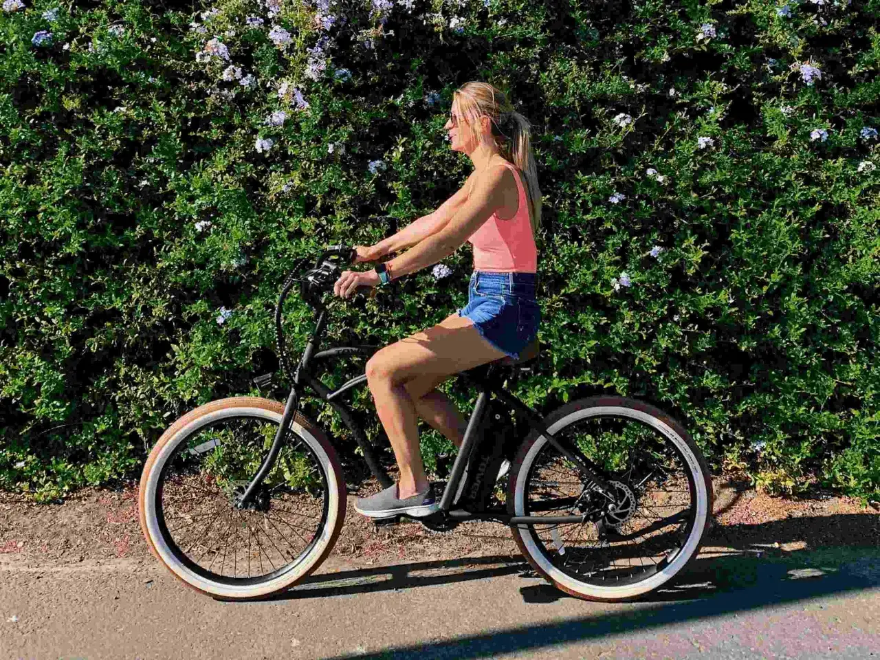 Kobieta na rowerze elektrycznym. Zastanawiasz się, ile waży rower elektryczny? Ten model jest lekki i zwinny.