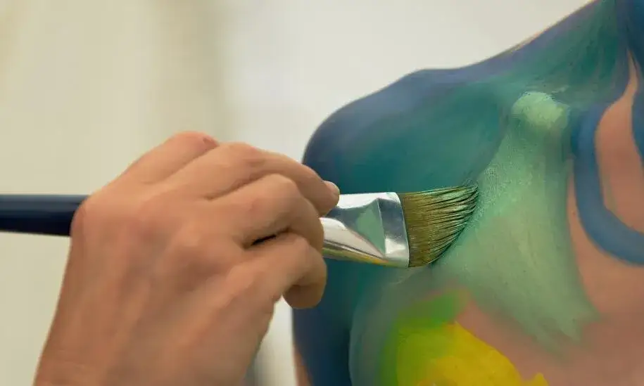 Malowanie farbą akrylową na olejną - czy to możliwe i jakie są ryzyka?