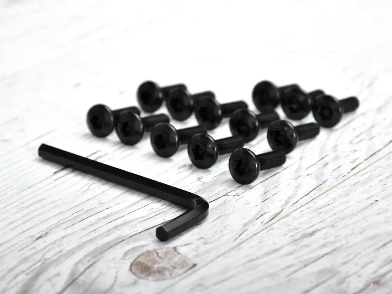 Jak złożyć krzesło skandynawskie? Łatwy montaż bez stresu!