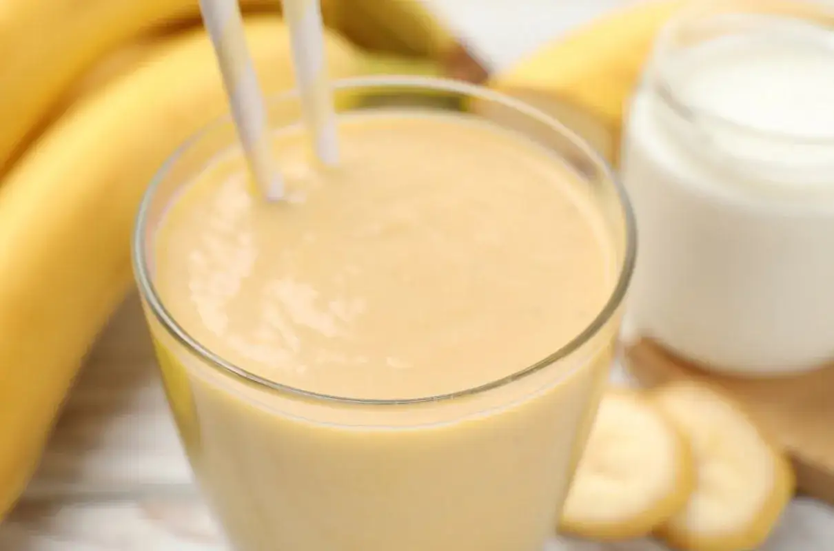 Pyszny bananowy shake proteinowy gotowy! Idealny przepis na szybkie śniadanie lub regenerację po treningu.