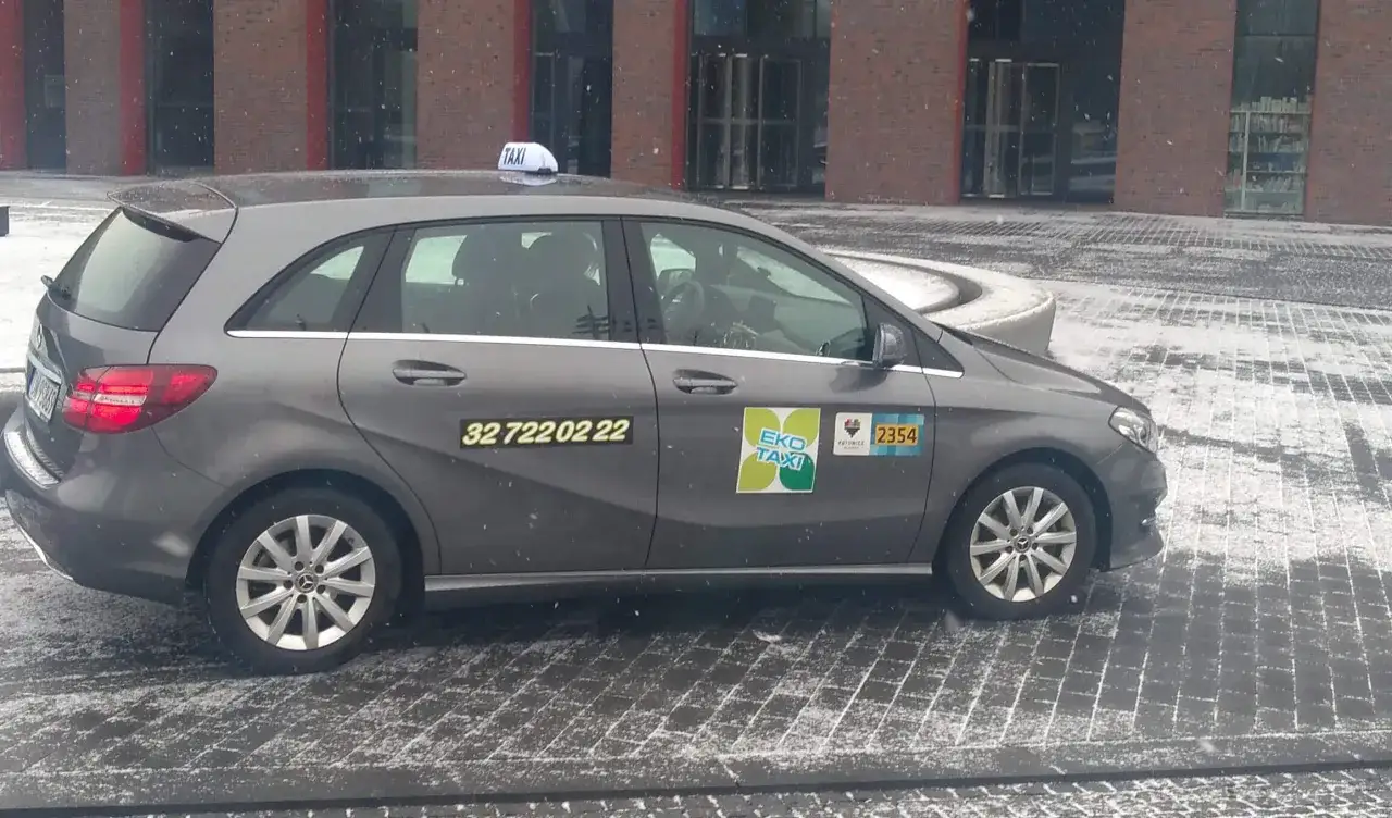 Szary Mercedes Eko Taxi czeka na pasażerów w zimowy dzień. Może zawiezie Cię z Katowic do Sosnowca?