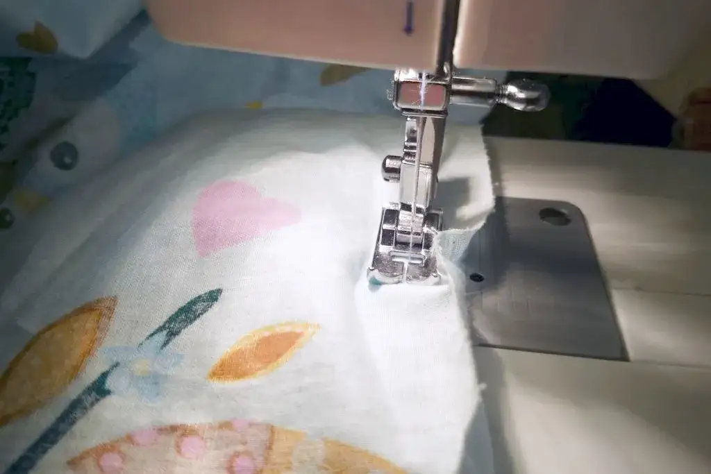 Jak uszyć kocyk - proste kroki do stworzenia idealnego kocyka