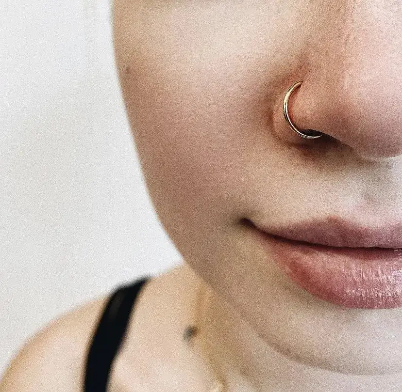 Ile kosztuje kolczyk w nosie? Sprawdź ceny i uniknij pułapek