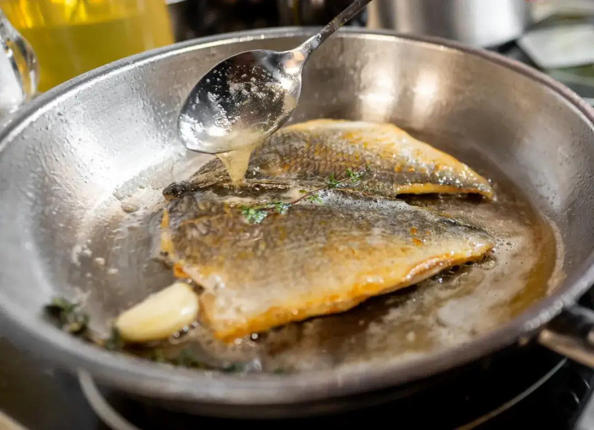 Idealna ryba z patelni: Ile smażyć, by była soczysta i chrupiąca?
