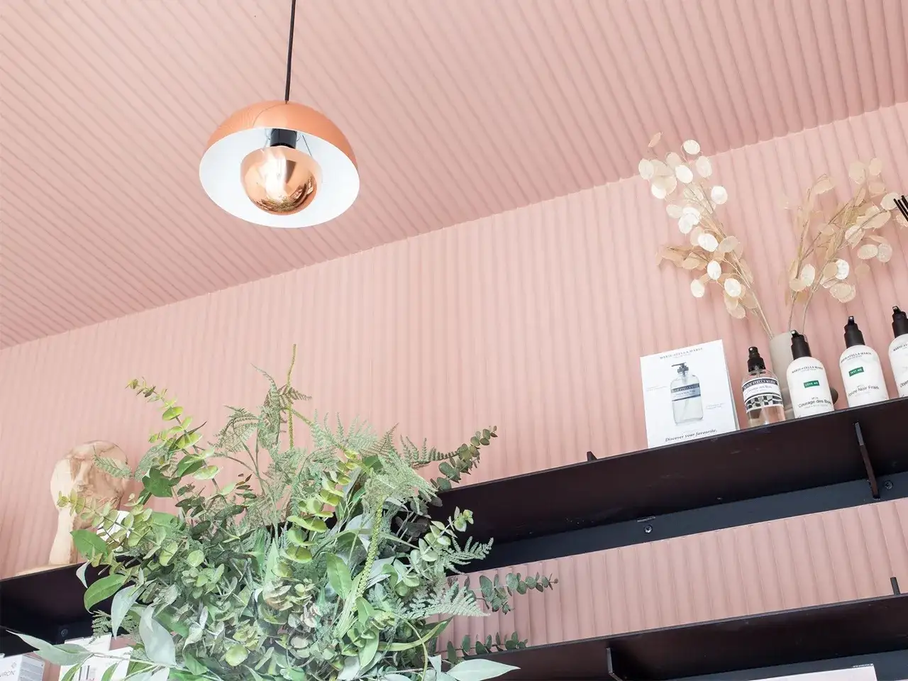 Malowanie paneli ściennych: Poradnik DIY. Odmień wnętrze bez błędów!