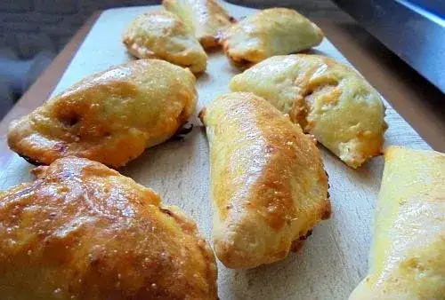 Pierogi pieczone z różnym nadzieniem: mięsnym, serowym, warzywnym