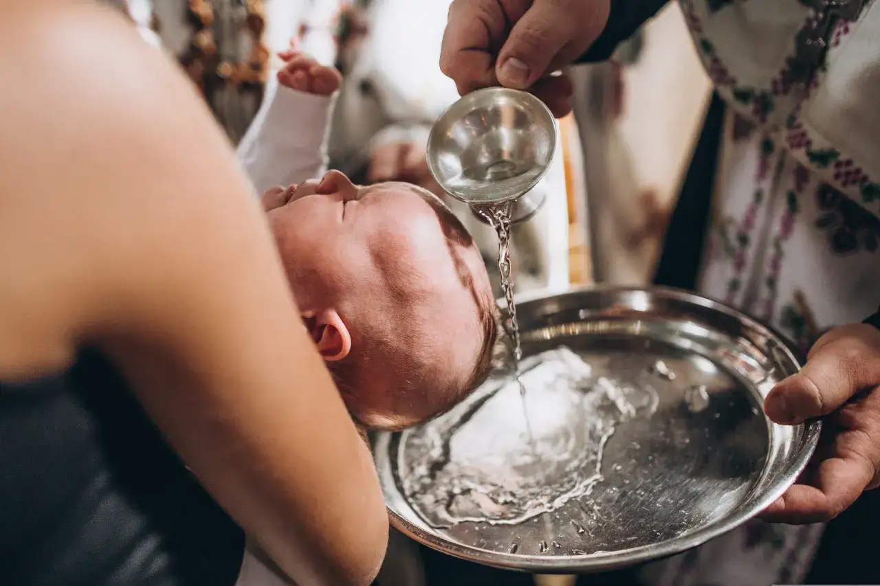 Czy ksiądz może odmówić chrztu? Zrozum powody i zasady tej decyzji