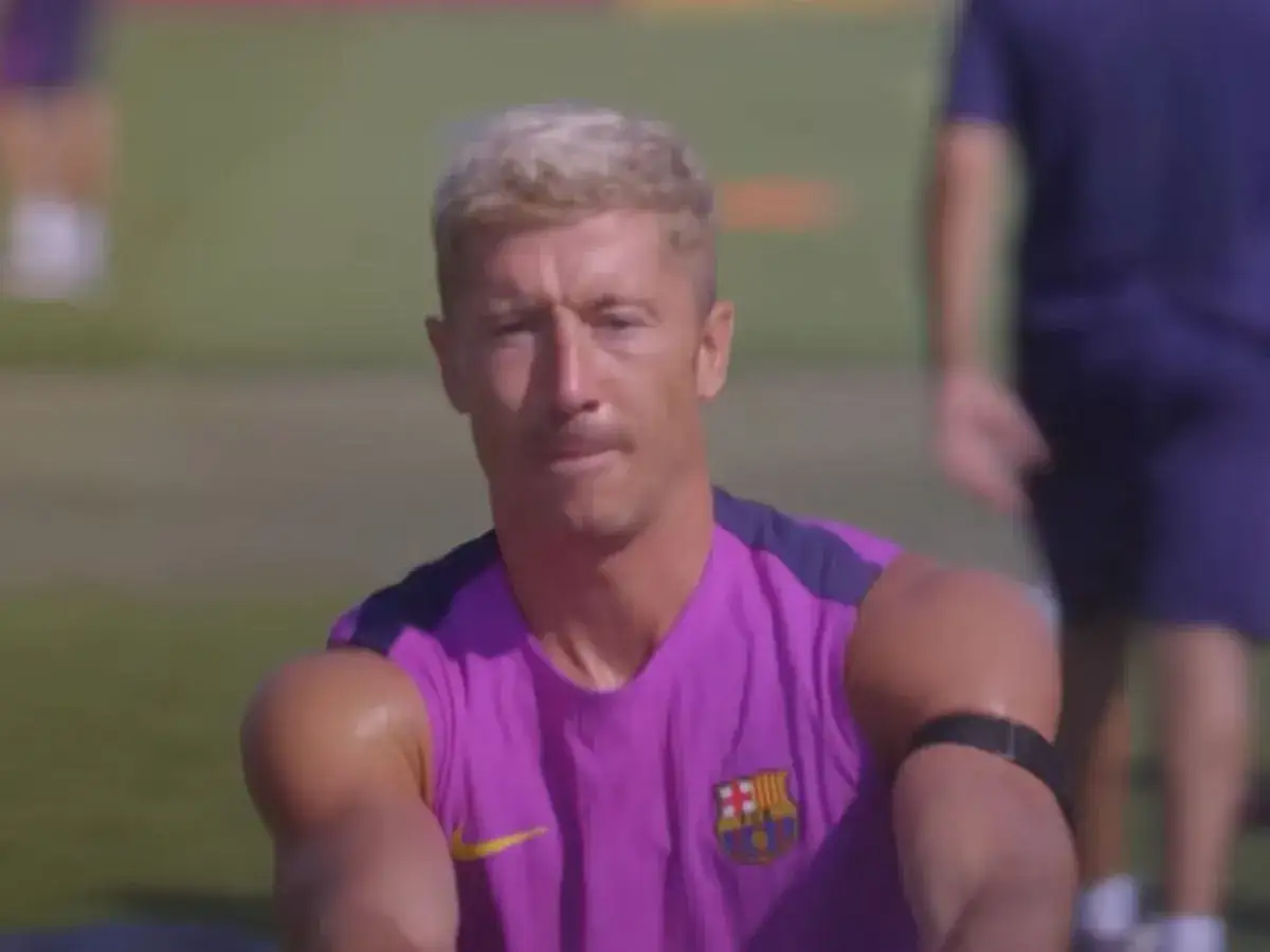 Robert Lewandowski, jeden z 100 najlepszych piłkarzy na świecie, w stroju FC Barcelony podczas treningu.