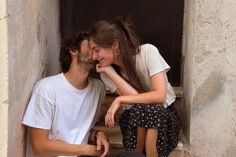 Jak pisać z dziewczyną? Poradnik krok po kroku do randki