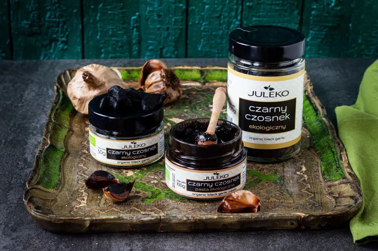 Słoiki z czarnym czosnkiem i pastą z czarnego czosnku. Dowiedz się, jak przechowywać czarny czosnek, by zachował świeżość i smak.