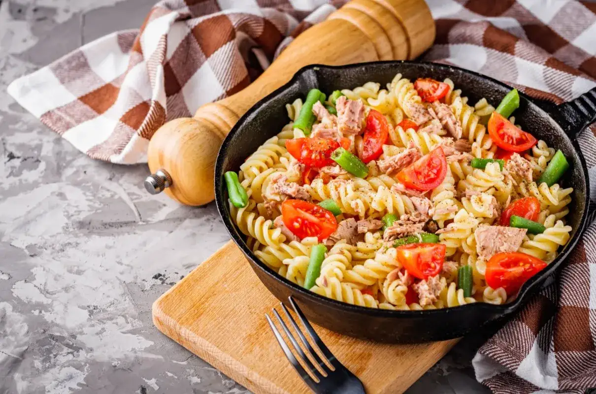 Makaron z tuńczykiem, pomidorkami i fasolką szparagową w patelni.
