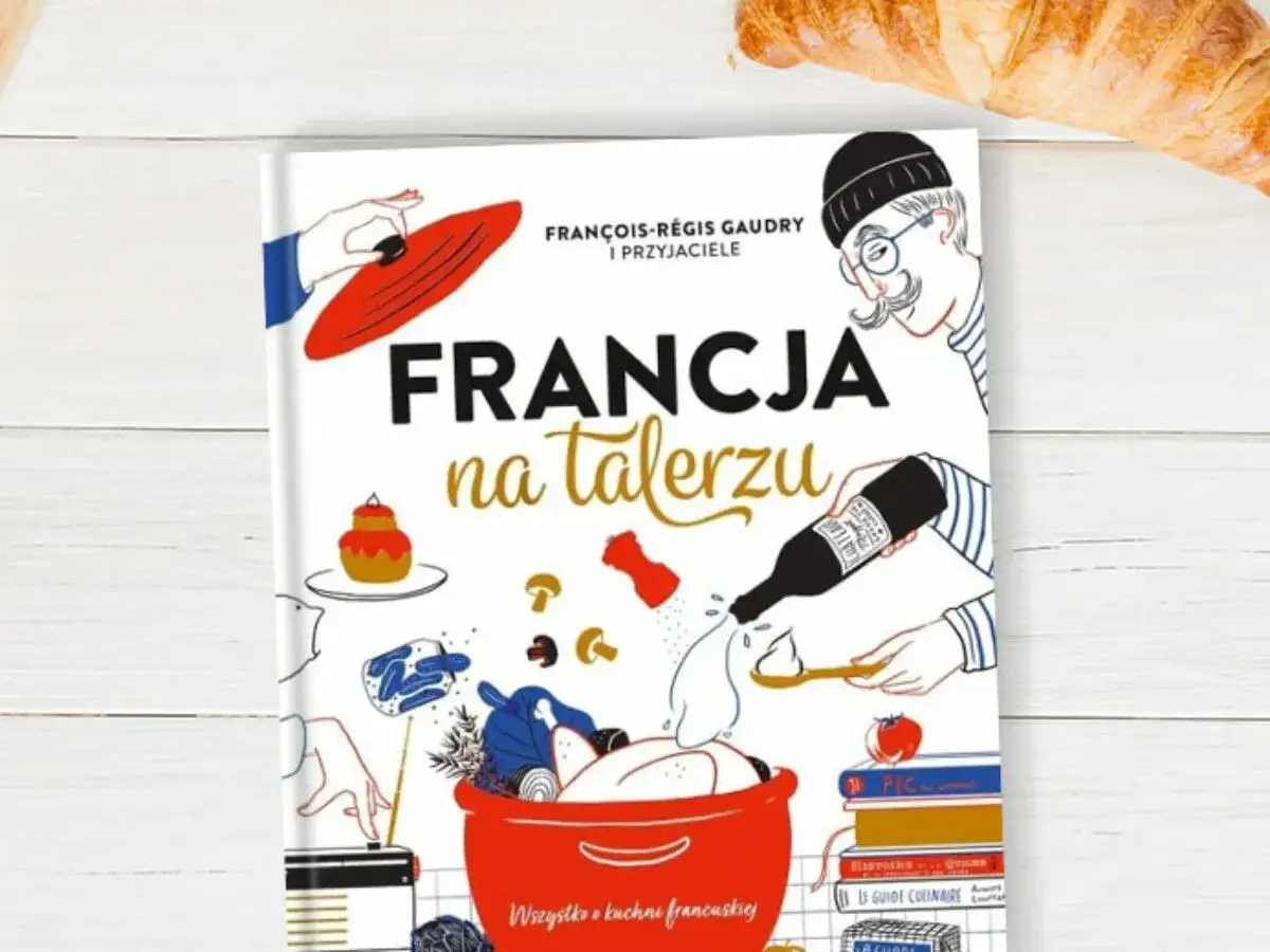 Okładka książki "Francja na talerzu" pokazuje, z czego słynie Francja: wino, sery, ciasta i wykwintne potrawy.