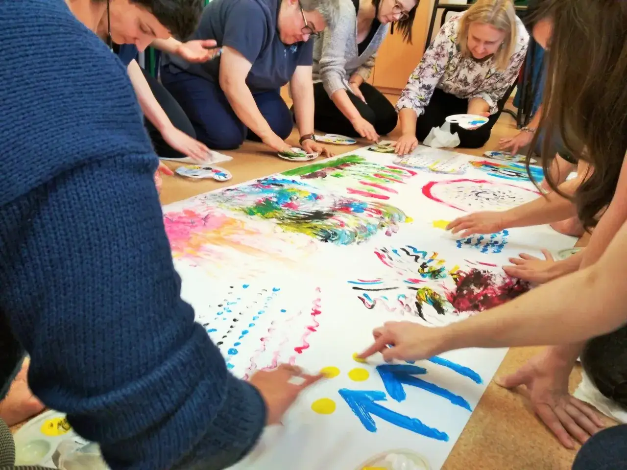 Zajęcia z arteterapii dla dorosłych - odkryj korzyści i techniki terapeutyczne
