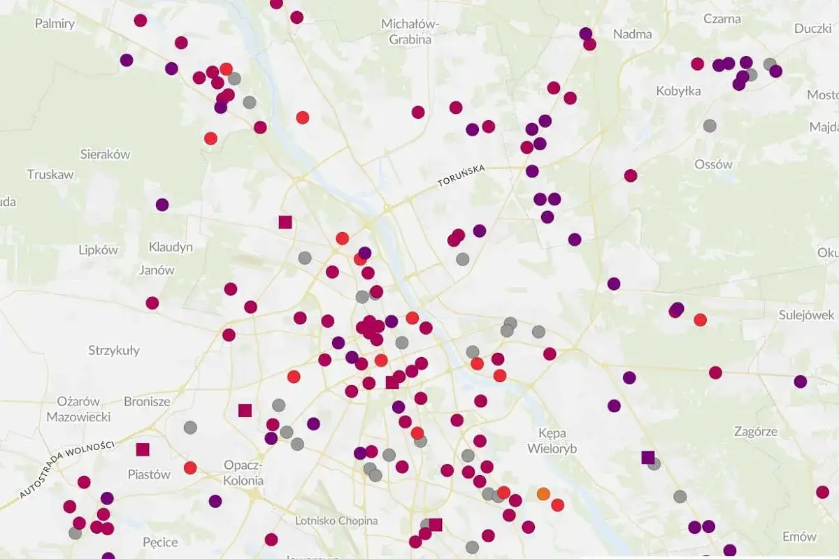 Mapa Warszawy z zaznaczonymi punktami o różnym natężeniu smogu.