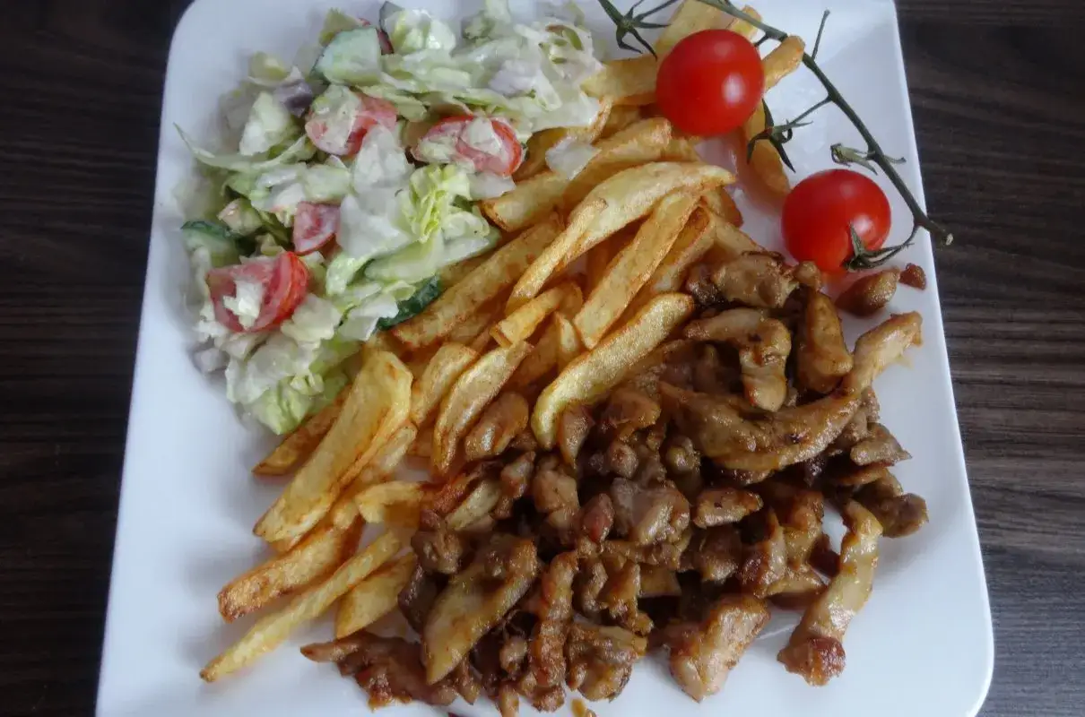 Porcja gyrosa z frytkami i surówką. Zastanawiasz się, ile kalorii ma gyros z frytkami? To danie jest sycące!