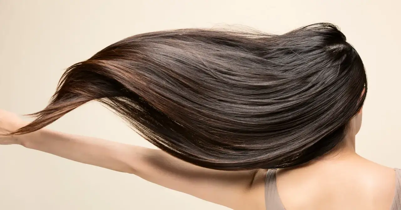 Prostownica z jonizacją: Czy warto dopłacić? Gładkie włosy bez puszenia