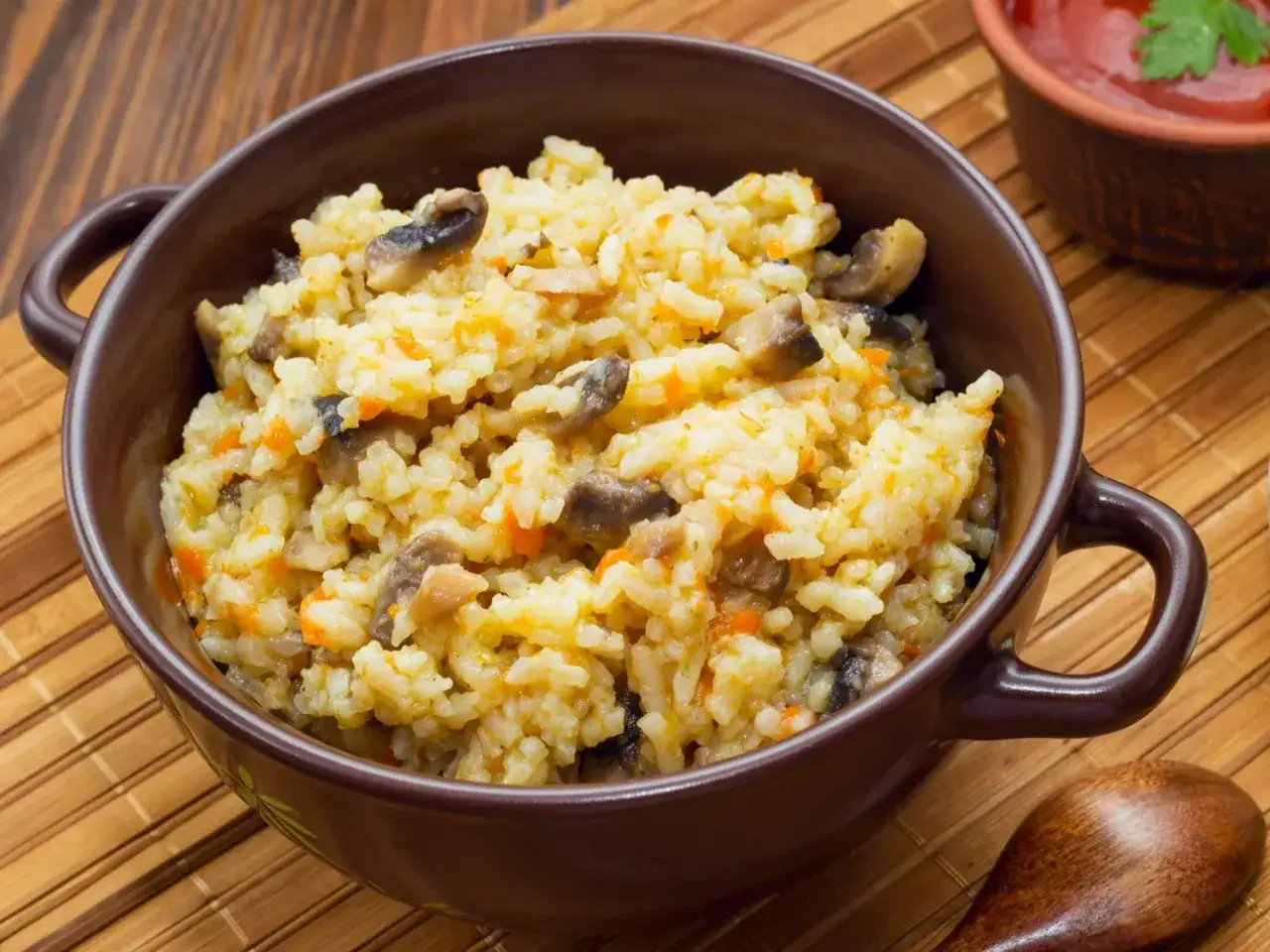 Pyszne risotto z grzybami i marchewką. Idealne jakie przyprawy do risotto? Sól, pieprz, czosnek i zioła.