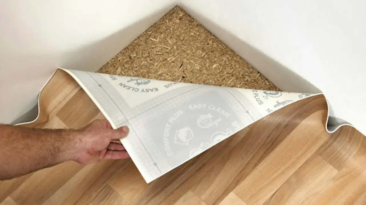 Jak bez błędów przykleić wykładzinę PCV do ściany krok po kroku