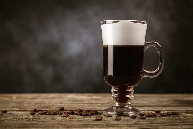 Irish Coffee: Przepis mistrza i triki, by smakowała jak z Dublina.