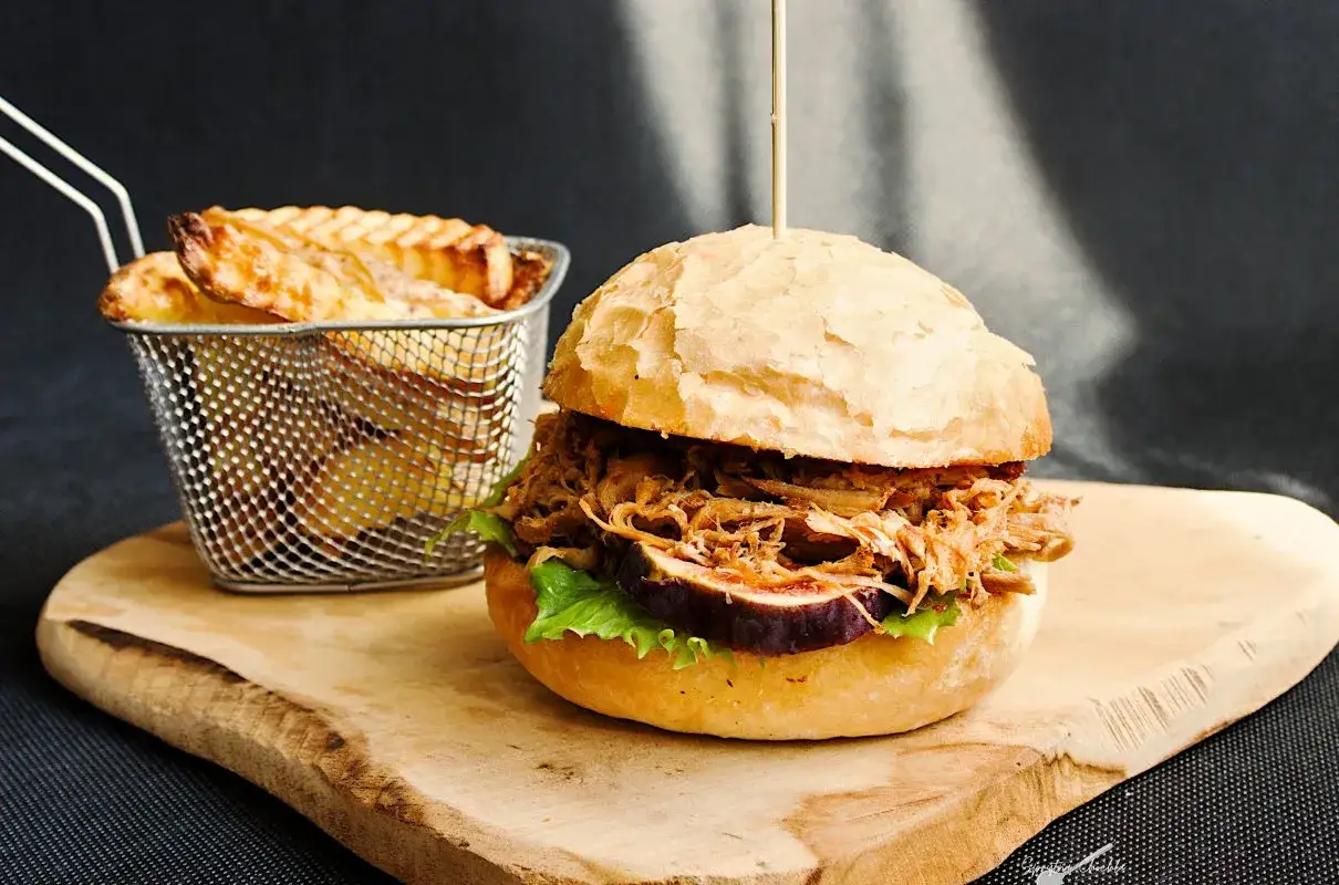 Pulled Pork: Jak zrobić soczystego burgera z szarpaną wieprzowiną?